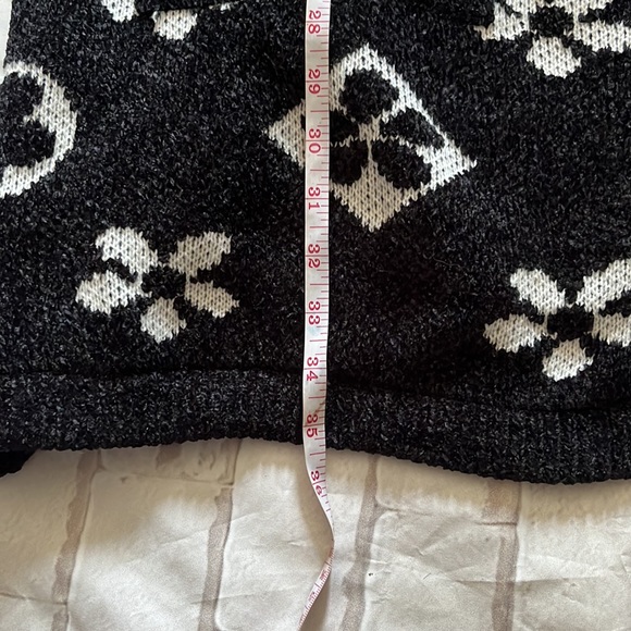Inspired black and white thick sweater size large - Picture 5 of 6